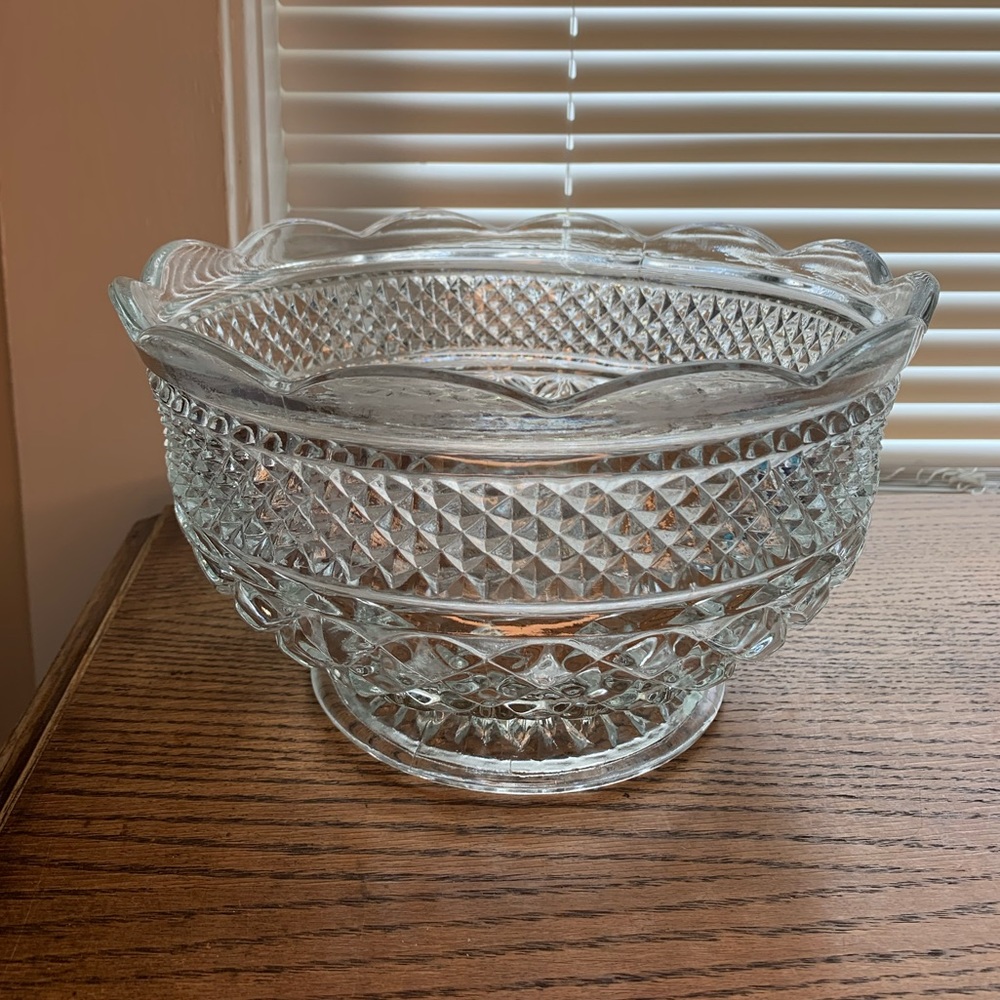 10Inch Anchor Hocking Wexford Clear Fruit Bowl Scalloped Edge